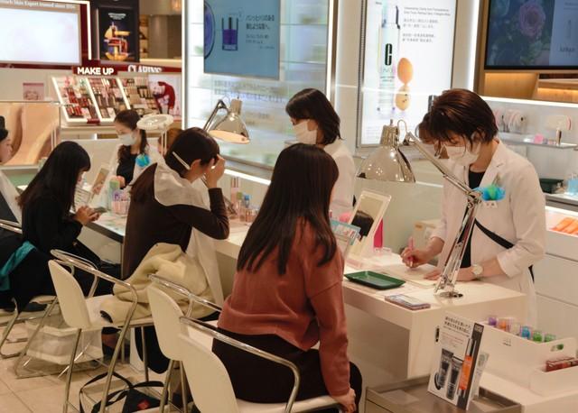 百貨商場中化妝品銷售不景氣較為明顯.