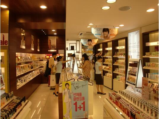 銷售進(jìn)口化妝品的手續(xù)應(yīng)包括《入境貨物檢驗(yàn)檢疫證明》,海關(guān)報(bào)關(guān)單